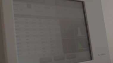 Veteriner kliniği ekipmanları. Hematolojik analiz cihazı. Veteriner kliniğinin modern ekipmanları. Ekipman ekranı. Laboratuvar araştırması yürütülüyor.