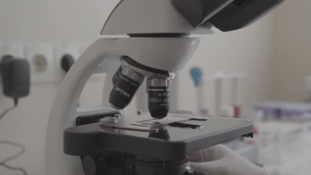 Mikroskop Mikroskop Laboratorium Zbliżenie Technik Laboratoryjny Pracujący Mikroskopem — Wideo stockowe