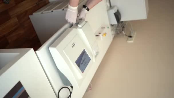 生化分析仪 现代医疗设备 当代兽医诊所实验室技术员操作设备 最先进的医疗实验室 — 图库视频影像