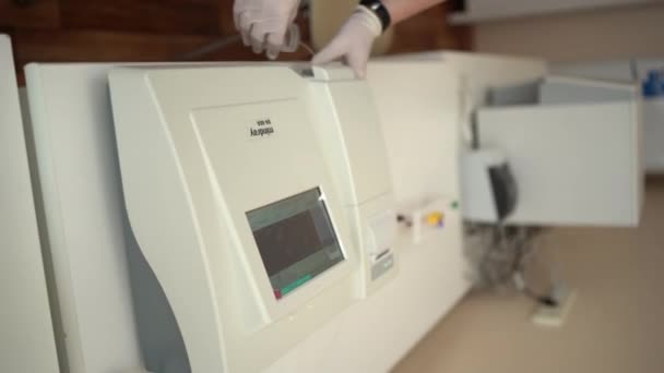 Analyseur Biochimique Matériel Médical Moderne Clinique Vétérinaire Contemporaine Technicien Laboratoire — Video
