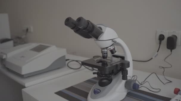 Modernt Medicinskt Laboratorium Forskning Mikroskop Laboratoriebordet Veterinärkliniken Läkarundersökningar Forskning Vetenskap — Stockvideo