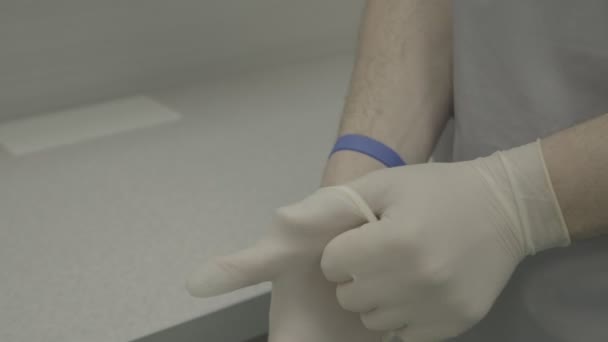 Medico Sta Indossando Guanti Lattice Mani Uomo Primo Piano Clinica — Video Stock