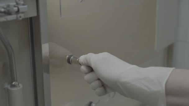 Djurutrymme Modern Veterinärklinik Arbetstagaren Förbereder Bur För Djuret Ansluter Utrustning — Stockvideo