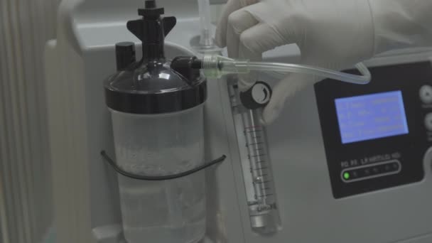 氧气浓缩器 现代医疗设备 设备操作 员工调整专业设备的操作 专业医学 — 图库视频影像