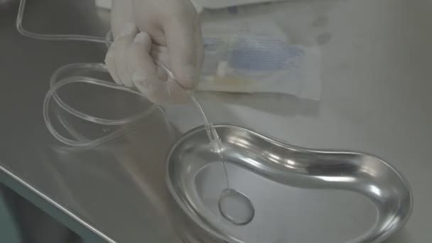 Medicina Moderna Empregado Lava Conta Gotas Equipamento Médico Avançado Preocupação — Vídeo de Stock