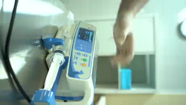 Spuitpomp Werknemer Zet Injectiepomp Aan Professionele Medische Apparatuur Moderne Veterinaire — Stockvideo