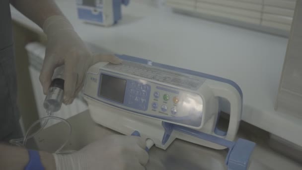 Pompa Strzykawkowa Osoba Pracuje Profesjonalnym Sprzętem Medycznym Pracownik Przygotowuje Pompę — Wideo stockowe