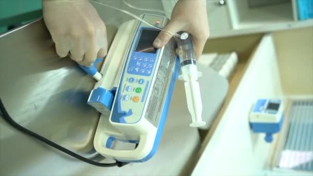 Pompa Strzykawkowa Pracownik Dostosowuje Pompę Strzykawkową Używając Profesjonalnego Sprzętu Klinika — Wideo stockowe