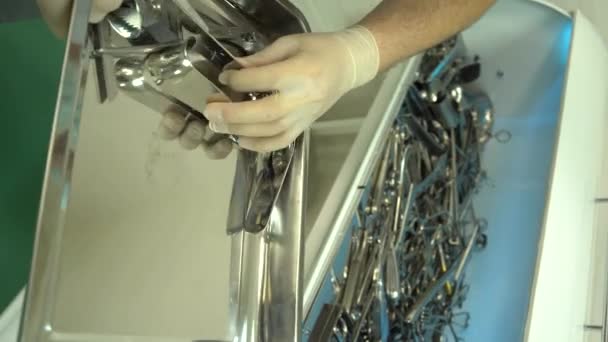 現代クリニック オペレーティングルーム 従業員は収納キャビネットに医療機器を配置する クローズアップショット 男性の手 — ストック動画
