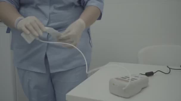 動物動脈血圧モニター トノーメーター ドクターがデバイスをオンにする 専門の医療機器 女性医師 — ストック動画