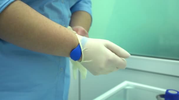医者は医療用手袋を着用する 仕事の準備をする 医療機器をチェックする 女性の手 — ストック動画