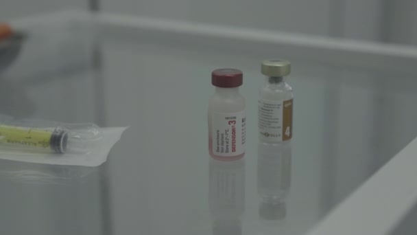 Roztwór Wstrzykiwań Butelki Roztworem Stole Zbliżenie Nowoczesna Medycyna — Wideo stockowe