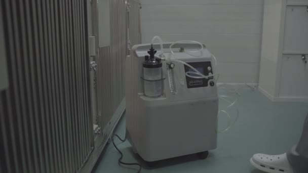 Oksijen Yoğunlaştırıcı Profesyonel Tıbbi Ekipman Otantik Modern Klinik Çalışan Ekipmanları — Stok video