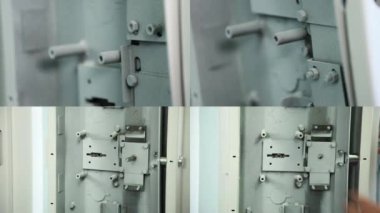 Güvenli üretim. Endüstriyel üretim. Kasaların seri üretimi. Ekranı böl. Yakın çekim görünümü.