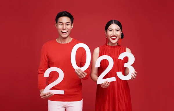 Счастливая Азиатская Пара Красной Повседневной Одежде Номером 2023 Встречает Счастливый — стоковое фото