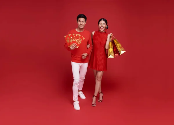 Happy Asian Couple Holding Shopping Bags Red Envelopes Isolated Red — Stock Photo, Image