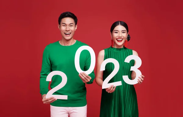 Счастливая Азиатская Пара Зеленой Повседневной Одежде Номером 2023 Встречает Счастливый — стоковое фото