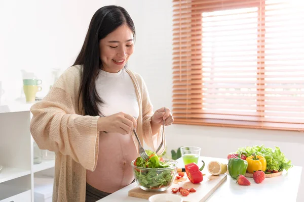 Gelukkig Aziatische Zwangere Vrouw Koken Salade Thuis Het Doen Van — Stockfoto