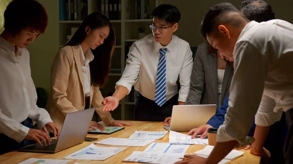 Азійські Бізнесмени Обговорюють Стратегію Зустрічей Ідей Нічному Офісі Співпрацівник Концепція — стокове фото