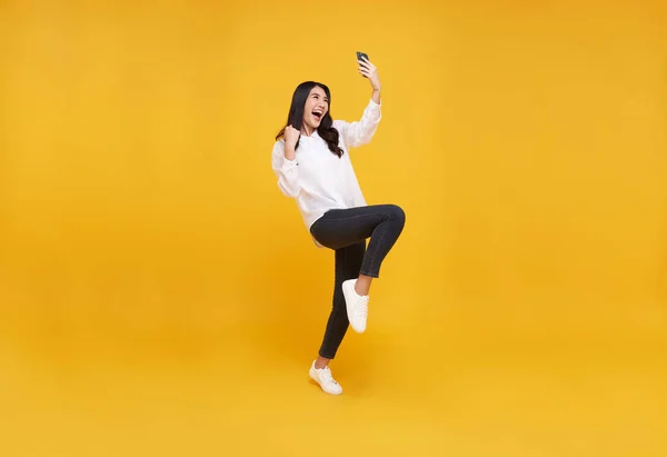 Glücklich Junge Asiatische Teenager Frau Feiert Mit Handy Isoliert Über — Stockfoto