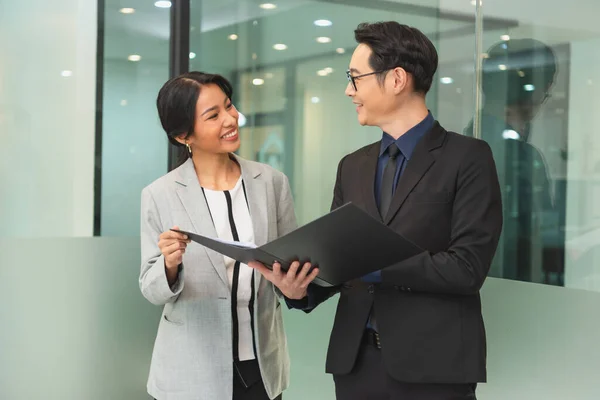 Uśmiechnięta Azjatycka Bizneswoman Pokazująca Raport Swojemu Menedżerowi Podczas Spotkania Biurze — Zdjęcie stockowe