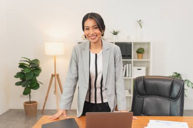 Asyalı iş kadını ofiste. Portre yöneticisi kadın..