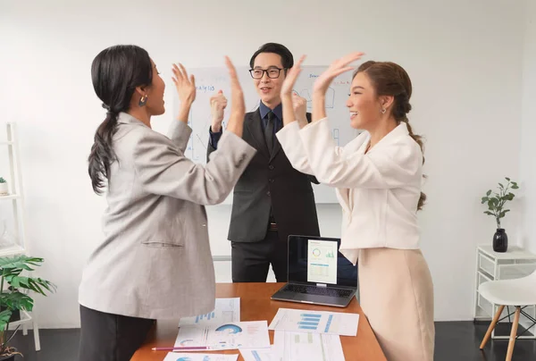 Udany Zespół Biznesowy Klaska Dłonie Azjatyccy Biznesmeni Świętują Podczas Spotkania — Zdjęcie stockowe