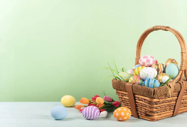 Feliz Pascua Huevos Pintados Pascua Cesta Mesa Rústica Madera Para — Foto de Stock