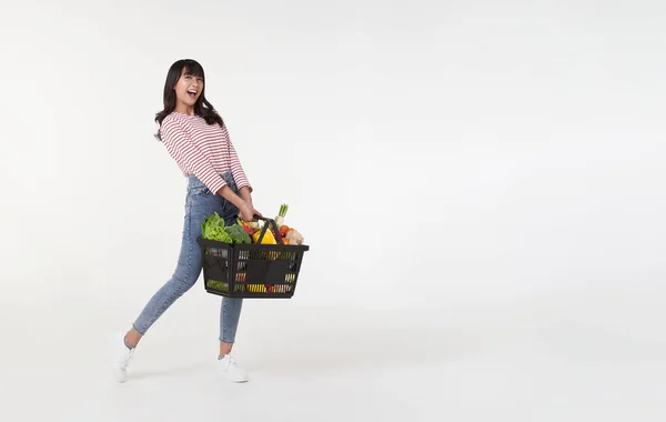 Glad Asiatisk Kvinna Som Håller Varukorg Full Grönsaker Och Livsmedel — Stockfoto