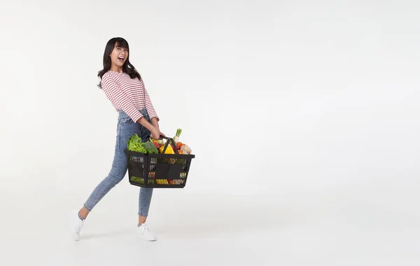 Gelukkige Aziatische Vrouw Met Een Boodschappenmandje Vol Groenten Boodschappen Studio — Stockfoto