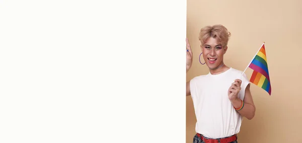 Лгбт Рука Счастливого Азиатского Трансгендера Демонстрирует Чистый Баннер Объявления Выделенный — стоковое фото