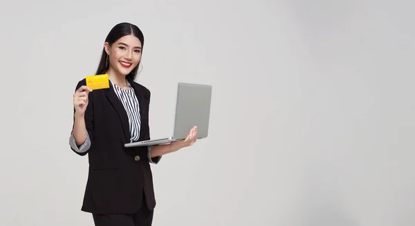 Mujer Negocios Asiática Feliz Usando Ordenador Portátil Mostrando Tarjeta Crédito — Foto de Stock