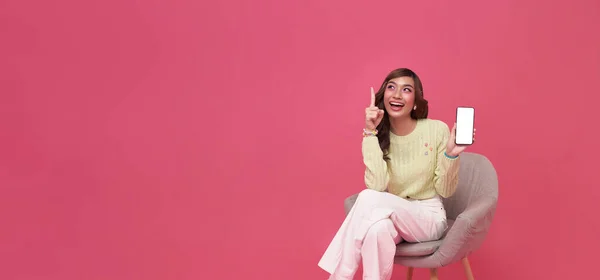 Feliz Joven Asiática Sentada Sofá Sintiendo Felicidad Gesto Mostrando Pantalla — Foto de Stock