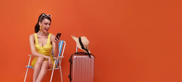 Feliz Viajante Turista Mulher Sentada Cadeira Com Mala Usando Celular — Fotografia de Stock