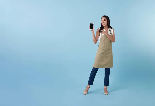 Підприємець Азіатська Жінка Показуючи Рука Вказуючи Пальцем Порожній Екран Смартфона — стокове фото