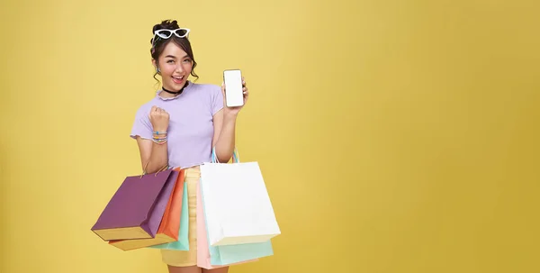 Celebración Mujer Asiática Sonrisa Disfrutando Compras Ella Está Mostrando Teléfono — Foto de Stock