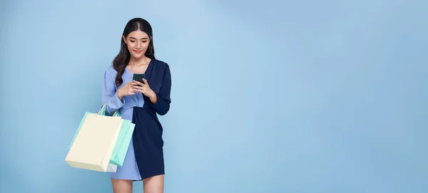 Trendig Vacker Ung Asiatisk Kvinna Som Bär Shoppingväskor Och Handla — Stockfoto