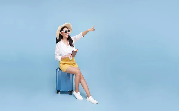 Feliz Sorrindo Jovem Turista Asiático Mulher Sentado Bagagem Segurando Passaporte — Fotografia de Stock