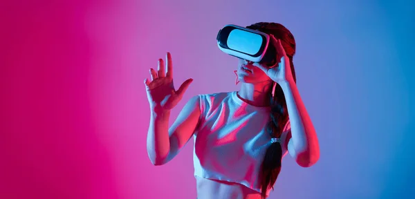 3Dシミュレーションで素晴らしい技術 エンターテイメント オンラインゲーム 勉強や仮想世界 深刻な女性でVrガラスの演劇と何かに触れようとします ネオンで スタジオショット フリースペース — ストック写真