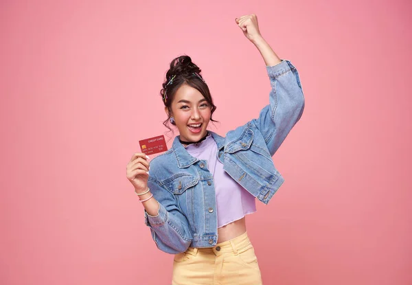 Glad Ung Asiatisk Kvinna Visar Kreditkort Rosa Studio Bakgrund Kundflicka — Stockfoto