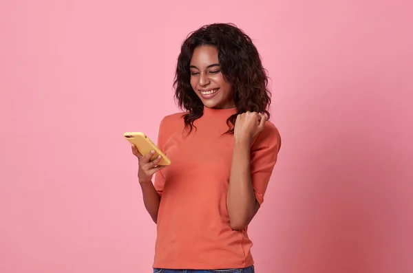 Щаслива Усміхнена Молода Жінка Використовує Мобільний Телефон Ізольовано Рожевому Фоні — стокове фото