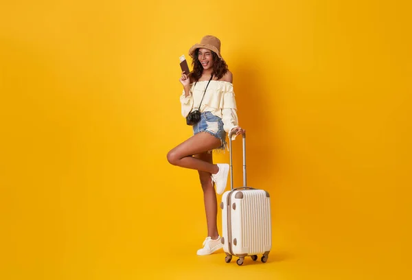 Happy Žena Cestovatel Stojící Držící Kufr Pasem Izolované Žlutém Pozadí — Stock fotografie