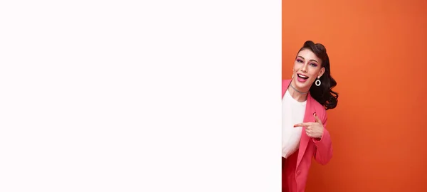 Gelukkig Glimlachende Zakenvrouw Roze Blazer Hand Wijzend Vinger Blanco Aankondiging — Stockfoto