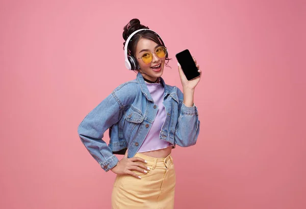 Ung Asiatisk Tonåring Kvinna Visar Smart Telefon Hon Lyssnar Musik — Stockfoto