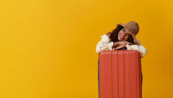 Sarı Arka Planda Izole Edilmiş Tatillerde Seyahat Edecek Bagajları Olan — Stok fotoğraf