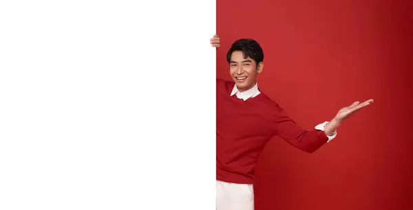 赤い背景で隔離されたウェブサイトのバナーのためのコピースペースで赤い服を着ている幸せなアジア人男性 幸せな中国の新年 — ストック写真