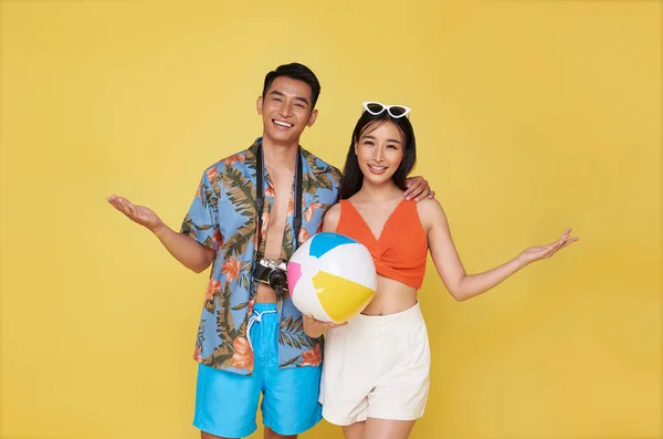 Happy Fun Asian Couple Summer Casual Clothes Beach Accessories Isolated — Stock Photo, Image