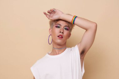 Genç Asyalı transseksüel LGBT çıplak renk fotokopi alanı arka planında izole edildi. İnsanlar yaşam tarzı moda kavramını seviyorlar..