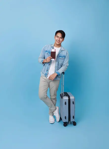 Feliz Sonriente Joven Turista Asiático Con Billete Pasaporte Equipaje Viajar Imagen De Stock