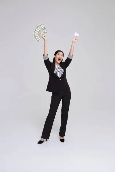 Feliz Asiático Negocios Mujer Mostrando Presentando Tarjeta Crédito Dinero Dólares Imagen De Stock